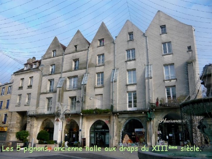 Les 5 pignons, ancienne halle aux draps du XIIIème siècle. 