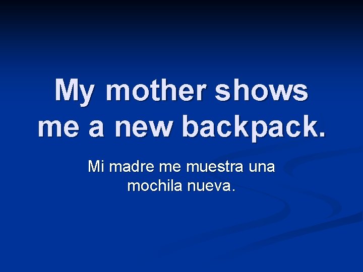 My mother shows me a new backpack. Mi madre me muestra una mochila nueva.