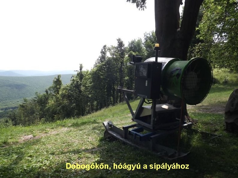 Dobogókőn, hóágyú a sípályához 