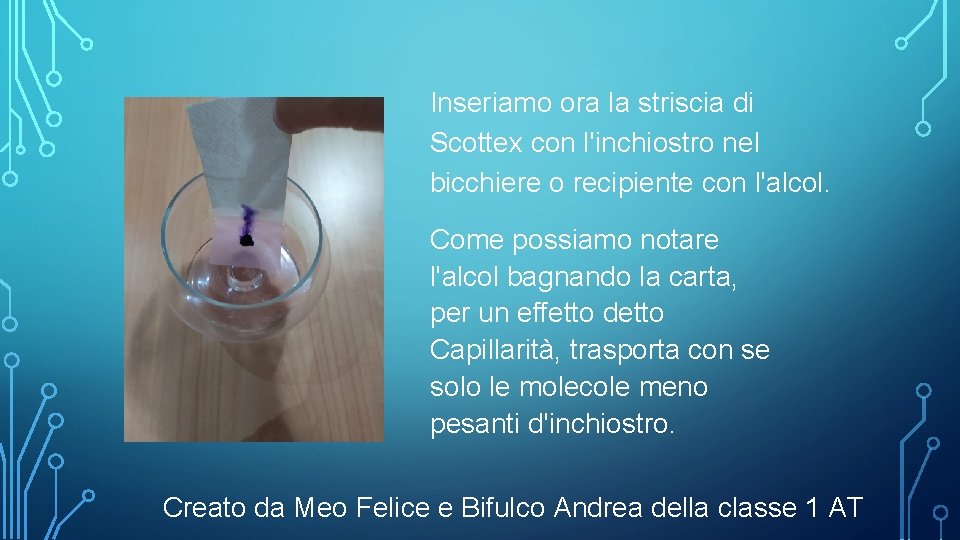 Inseriamo ora la striscia di Scottex con l'inchiostro nel bicchiere o recipiente con l'alcol.