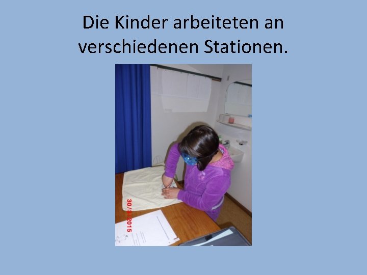 Die Kinder arbeiteten an verschiedenen Stationen. 