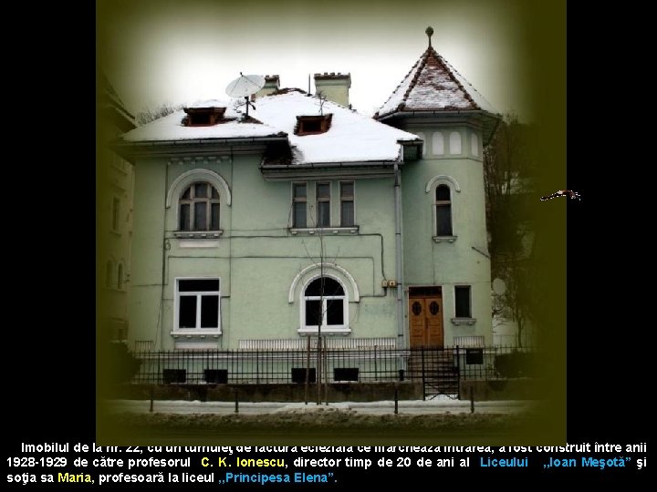 Imobilul de la nr. 22, cu un turnuleţ de factură eclezială ce marchează intrarea,