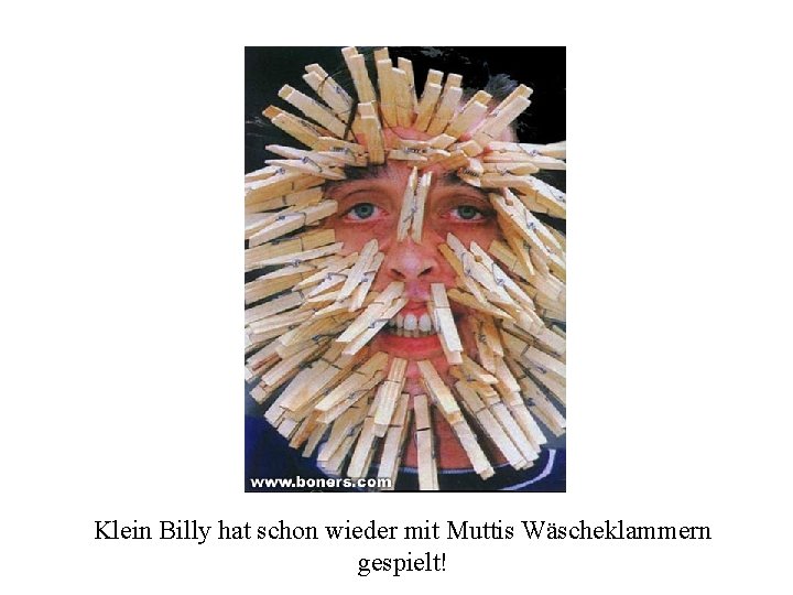 Klein Billy hat schon wieder mit Muttis Wäscheklammern gespielt! 