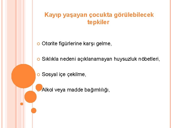 Kayıp yaşayan çocukta görülebilecek tepkiler Otorite figürlerine karşı gelme, Sıklıkla nedeni açıklanamayan huysuzluk nöbetleri,