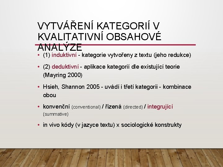 VYTVÁŘENÍ KATEGORIÍ V KVALITATIVNÍ OBSAHOVÉ ANALÝZE • (1) induktivní - kategorie vytvořeny z textu