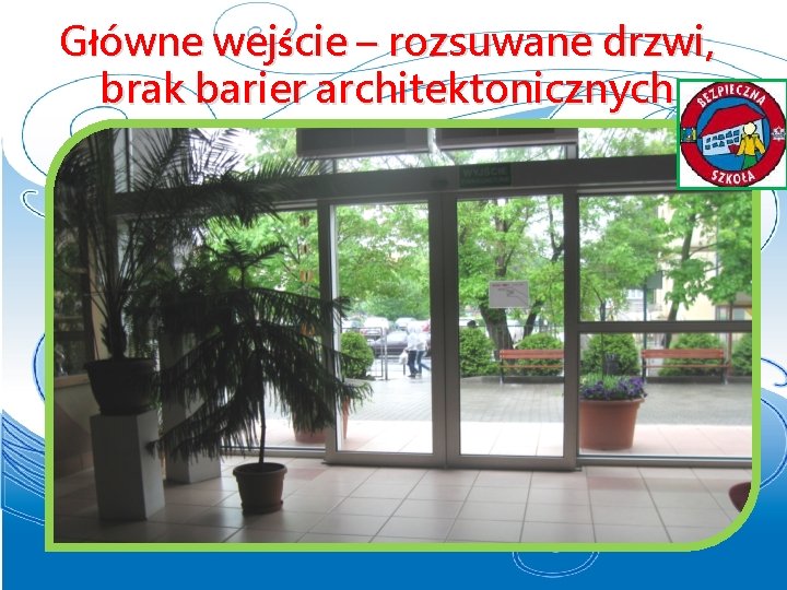 Główne wejście – rozsuwane drzwi, brak barier architektonicznych 