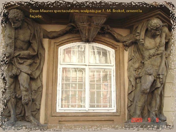 Deux Maures spectaculaires, sculptés par F. -M. Brokof, ornent la façade. 
