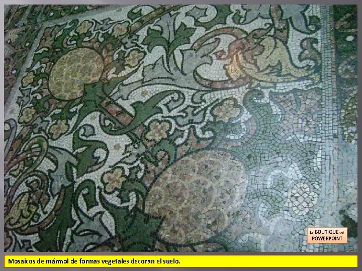 Mosaicos de mármol de formas vegetales decoran el suelo. 