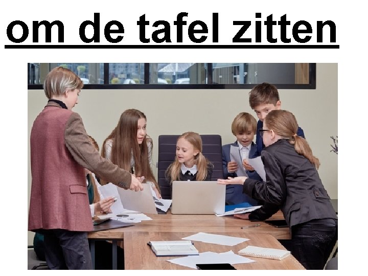 om de tafel zitten 