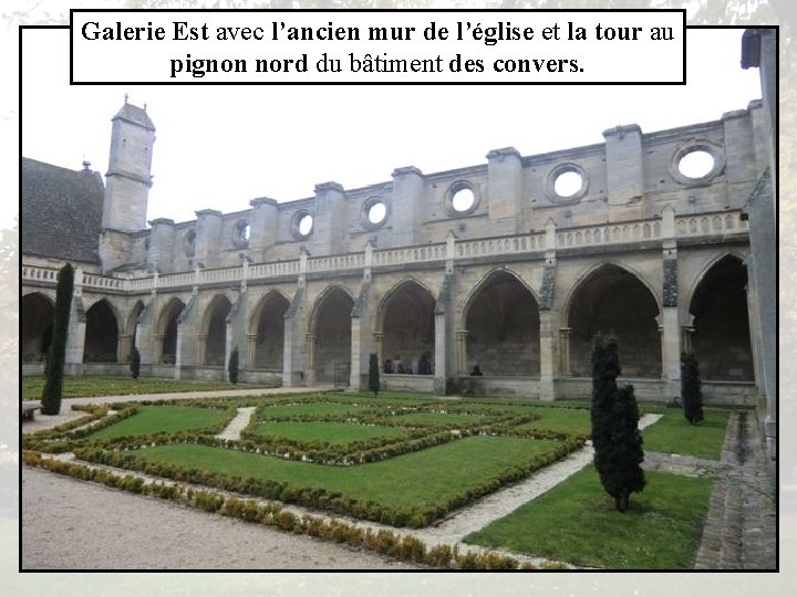 Galerie Est avec l’ancien mur de l’église et la tour au pignon nord du