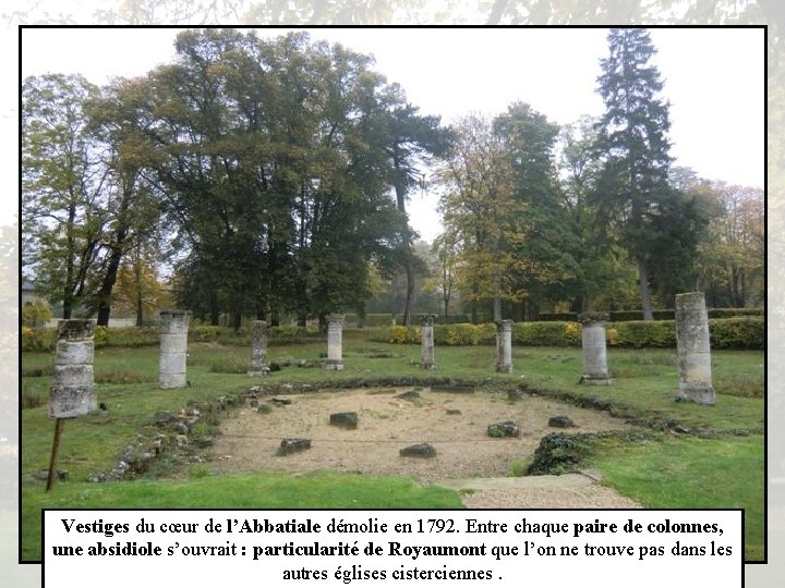 Vestiges du cœur de l’Abbatiale démolie en 1792. Entre chaque paire de colonnes, une