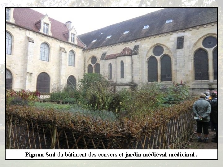 Pignon Sud du bâtiment des convers et jardin médiéval-médicinal. 