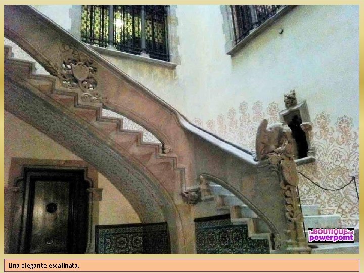Una elegante escalinata. 
