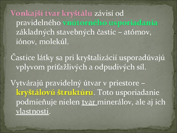 Vonkajší tvar kryštálu závisí od pravidelného vnútorného usporiadania základných stavebných častíc – atómov, iónov,