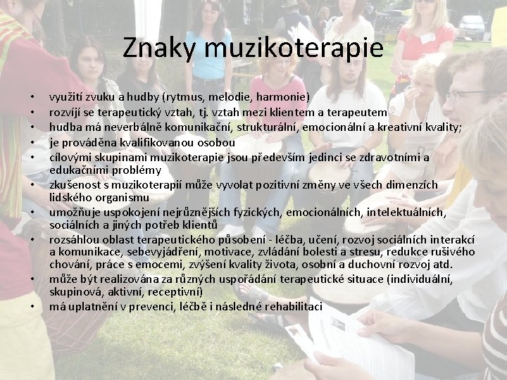 Znaky muzikoterapie • • • využití zvuku a hudby (rytmus, melodie, harmonie) rozvíjí se