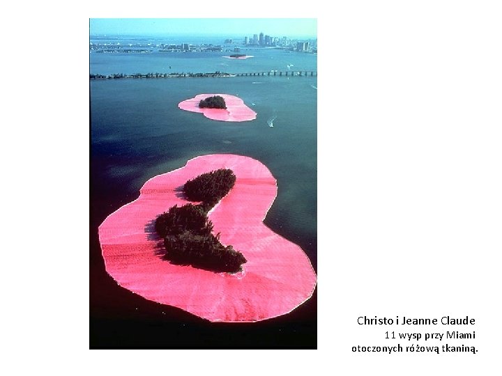 Christo i Jeanne Claude 11 wysp przy Miami otoczonych różową tkaniną. 