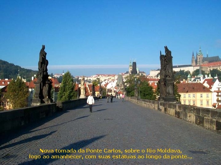 Nova tomada da Ponte Carlos, sobre o Rio Moldava, logo ao amanhecer, com suas