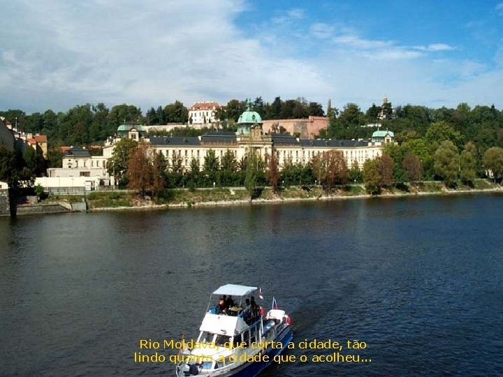 Rio Moldava, que corta a cidade, tão lindo quanto a cidade que o acolheu.