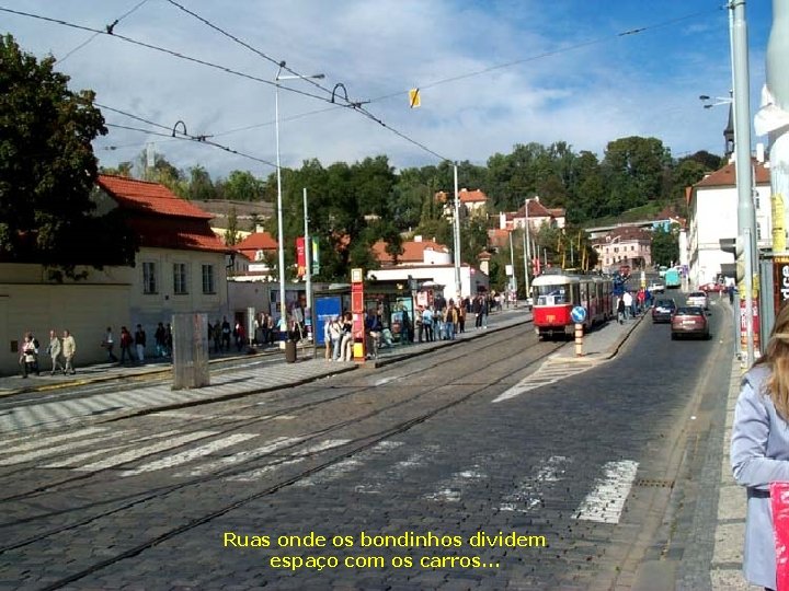 Ruas onde os bondinhos dividem espaço com os carros. . . 