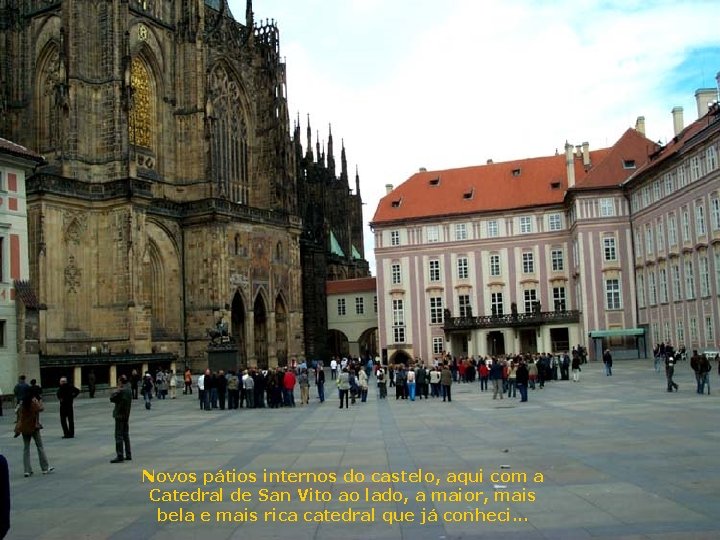 Novos pátios internos do castelo, aqui com a Catedral de San Vito ao lado,