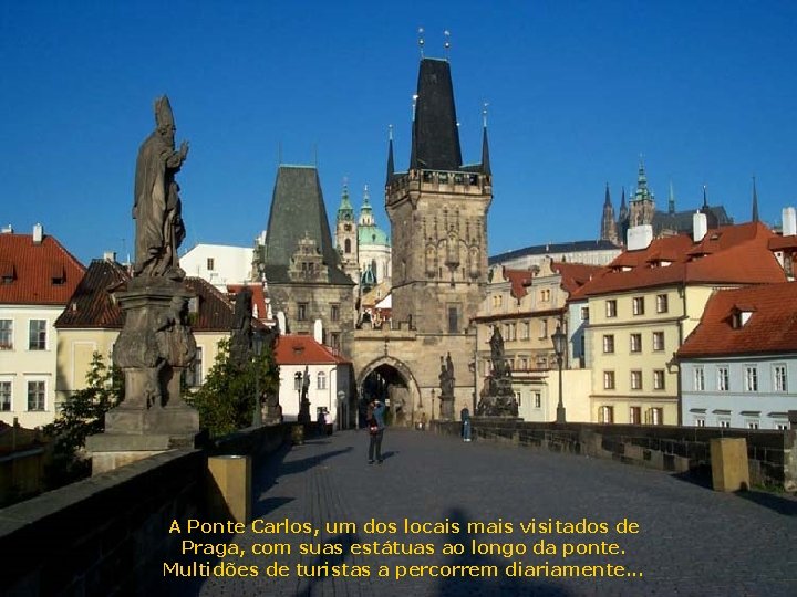 A Ponte Carlos, um dos locais mais visitados de Praga, com suas estátuas ao