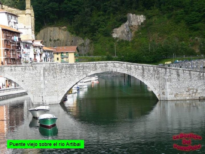 Puente viejo sobre el río Artibai 