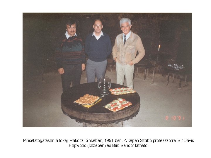 Pincelátogatáson a tokaji Rákóczi pincében, 1991 -ben. A képen Szabó professzorral Sir David Hopwood