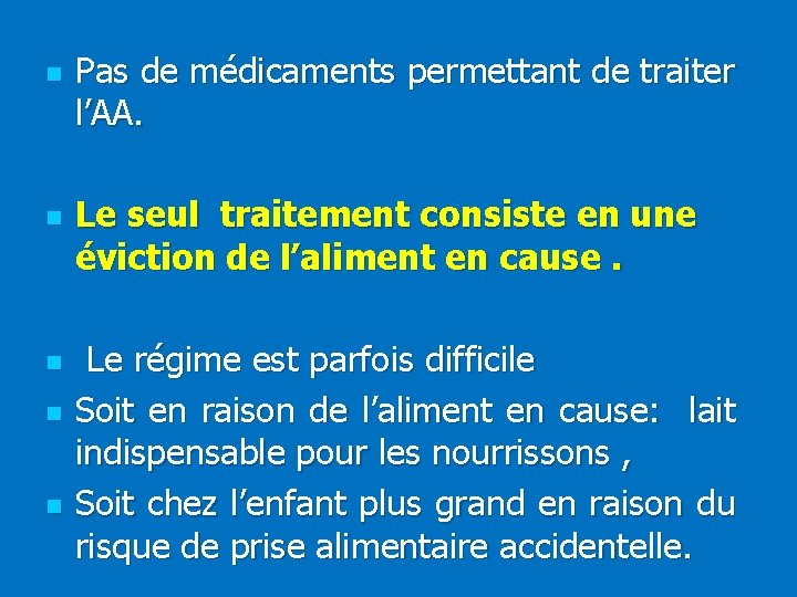 n n n Pas de médicaments permettant de traiter l’AA. Le seul traitement consiste