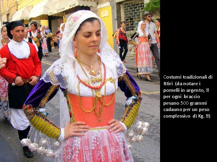 Costumi tradizionali di Ittiri (da notare i pomelli in argento, 8 per ogni braccio