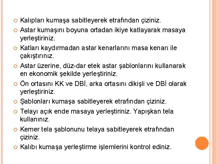  Kalıpları kumaşa sabitleyerek etrafından çiziniz. Astar kumaşını boyuna ortadan ikiye katlayarak masaya yerleştiriniz.