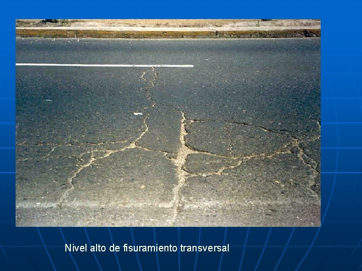 Nivel alto de fisuramiento transversal 