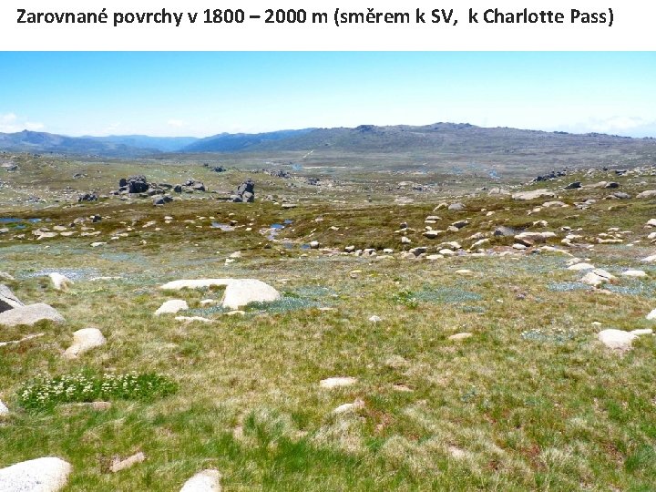 Zarovnané povrchy v 1800 – 2000 m (směrem k SV, k Charlotte Pass) 