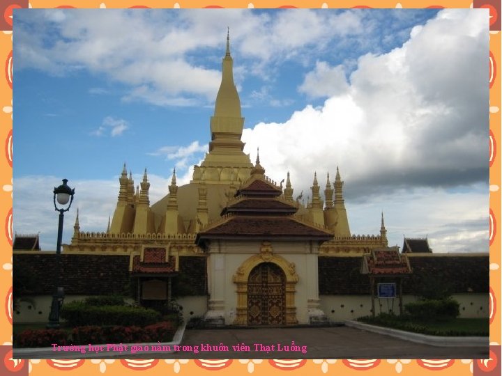 Trường học Phật giáo nằm trong khuôn viên Thạt Luổng 