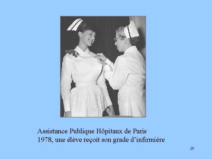 Assistance Publique Hôpitaux de Paris 1978, une élève reçoit son grade d’infirmière 29 