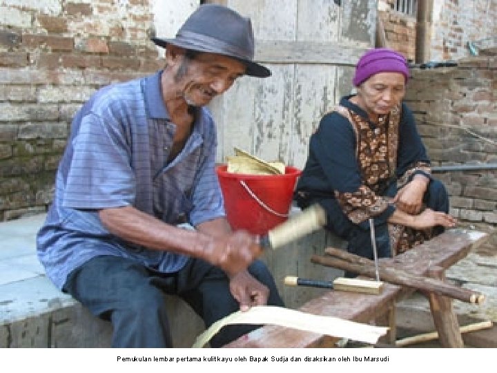 Pemukulan lembar pertama kulit kayu oleh Bapak Sudja dan disaksikan oleh Ibu Marsudi 