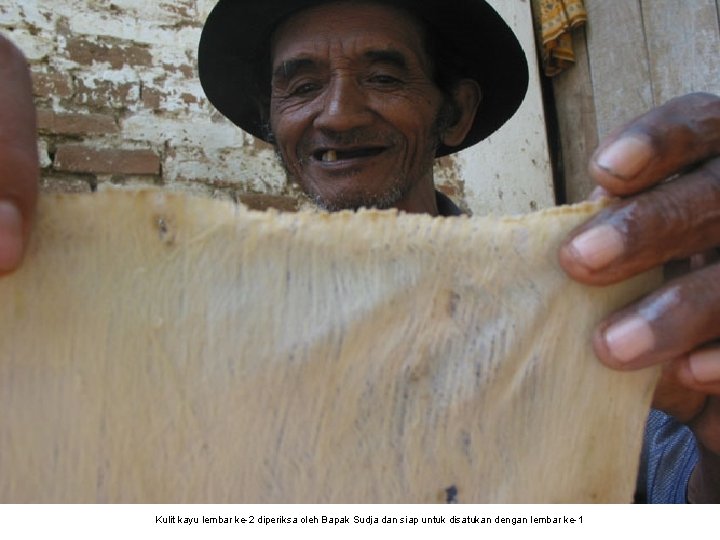 Kulit kayu lembar ke-2 diperiksa oleh Bapak Sudja dan siap untuk disatukan dengan lembar