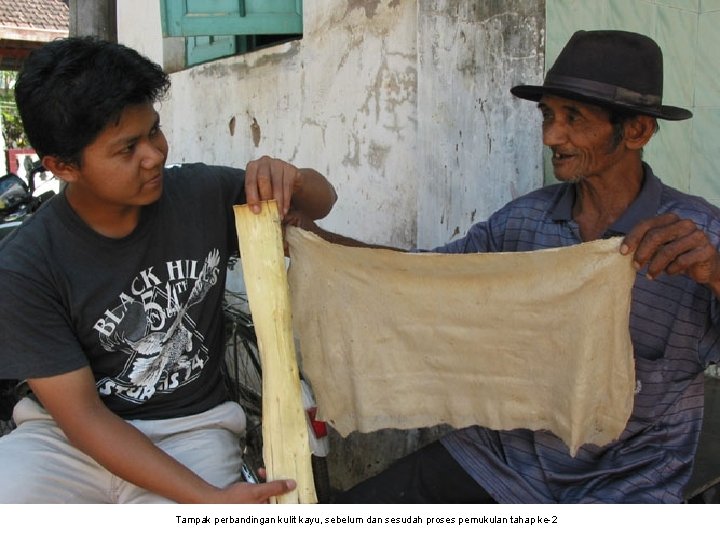 Tampak perbandingan kulit kayu, sebelum dan sesudah proses pemukulan tahap ke-2 