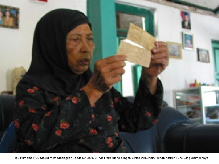 Ibu Purnomo (+90 tahun) membandingkan kertas DALUANG hasil reka ulang dengan kertas DALUANG bahan