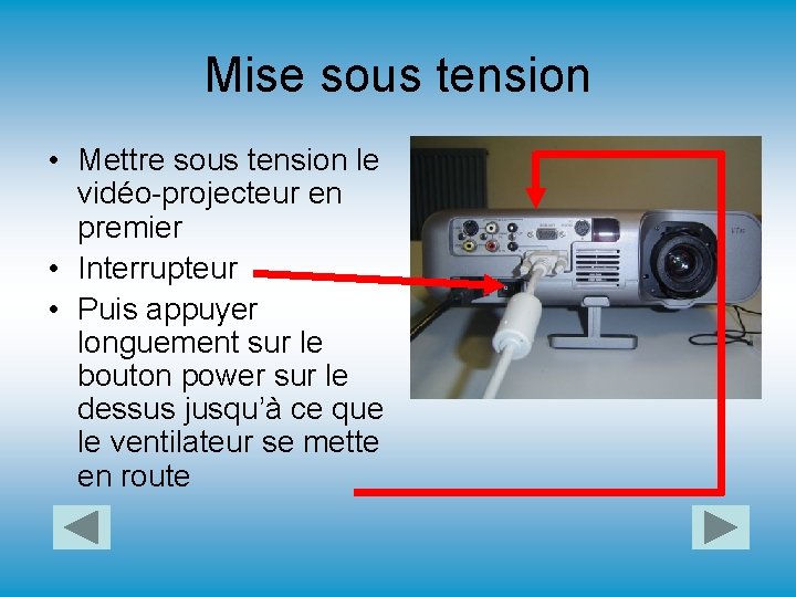 Mise sous tension • Mettre sous tension le vidéo-projecteur en premier • Interrupteur •