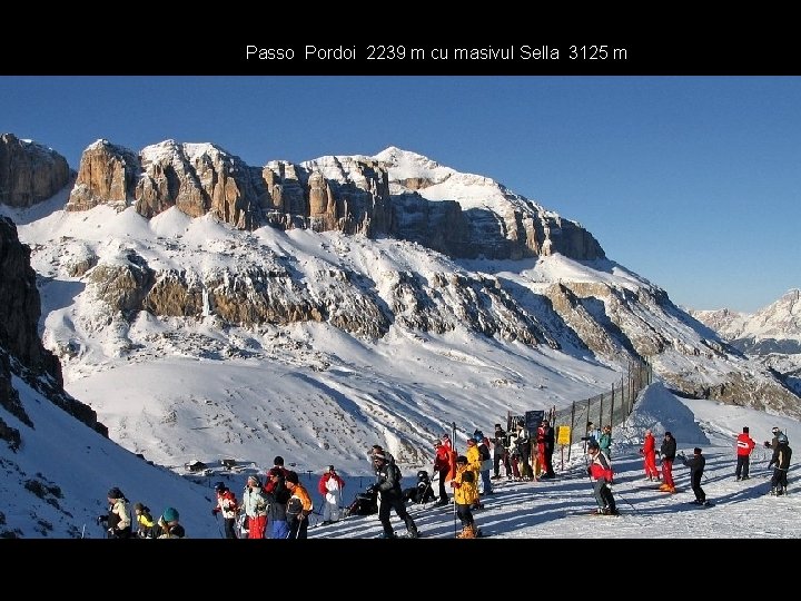 Passo Pordoi 2239 m cu masivul Sella 3125 m 