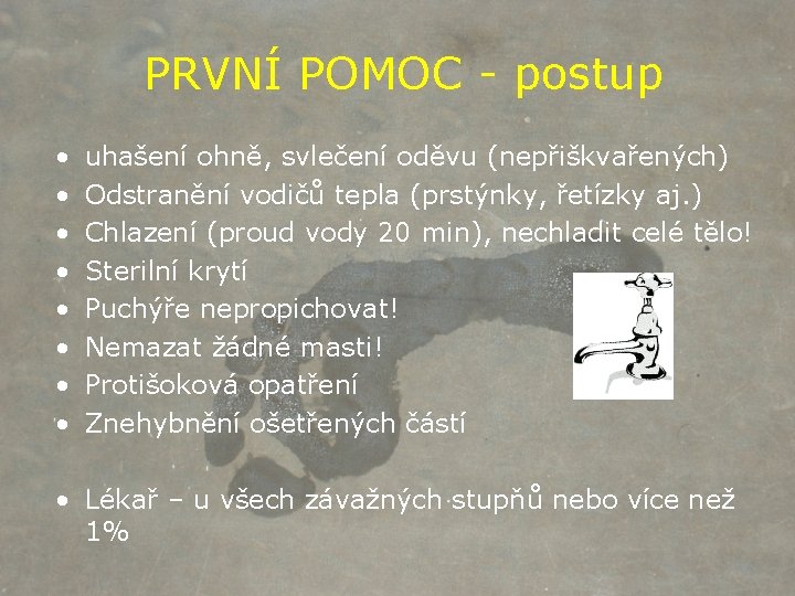 PRVNÍ POMOC - postup • • uhašení ohně, svlečení oděvu (nepřiškvařených) Odstranění vodičů tepla