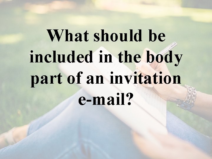What should be included in the body part of an invitation e-mail? 