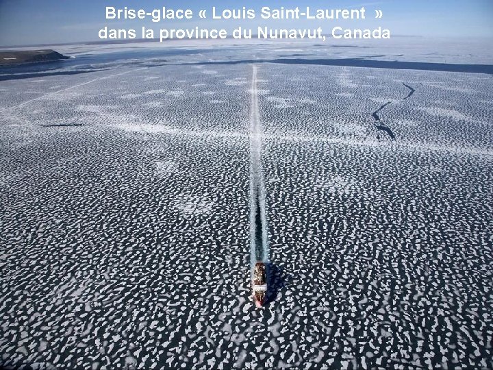 Brise-glace « Louis Saint-Laurent » dans la province du Nunavut, Canada 