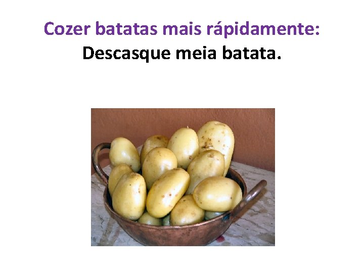 Cozer batatas mais rápidamente: Descasque meia batata. 