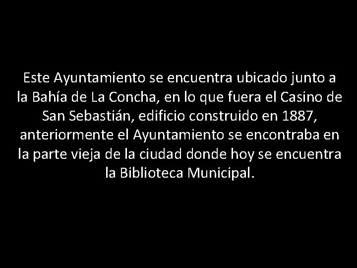 Este Ayuntamiento se encuentra ubicado junto a la Bahía de La Concha, en lo