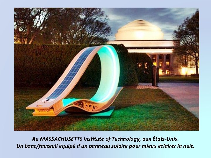 Au MASSACHUSETTS Institute of Technology, aux États-Unis. Un banc/fauteuil équipé d'un panneau solaire pour