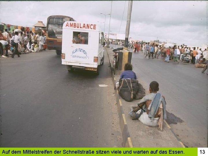 Auf dem Mittelstreifen der Schnellstraße sitzen viele und warten auf das Essen. 13 