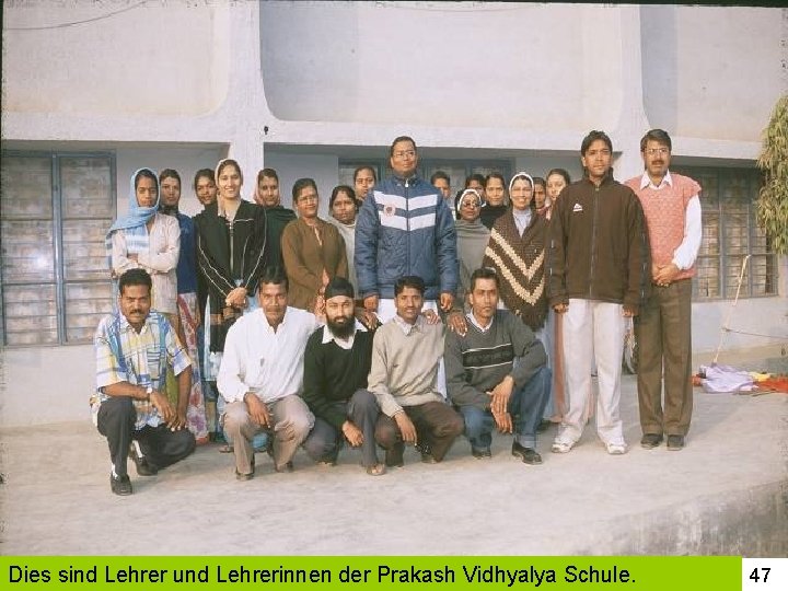 Dies sind Lehrer und Lehrerinnen der Prakash Vidhyalya Schule. 47 