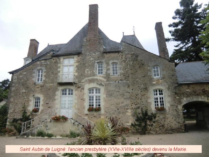 Saint Aubin de Luigné: l'ancien presbytère (XVIe-XVIIIe siècles) devenu la Mairie. 