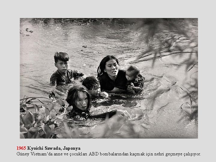 1965 Kyoichi Sawada, Japonya Güney Vietnam'da anne ve çocukları ABD bombalarından kaçmak için nehri